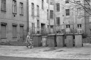 Raumer Strasse Hinterhof, mit Mülltonnen und spielendem Kind Ost Berlin DDR