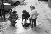 Kollwitzstrasse Kinder spielen in einer Pfütze Prenzlauerberg Ost Berlin DDR